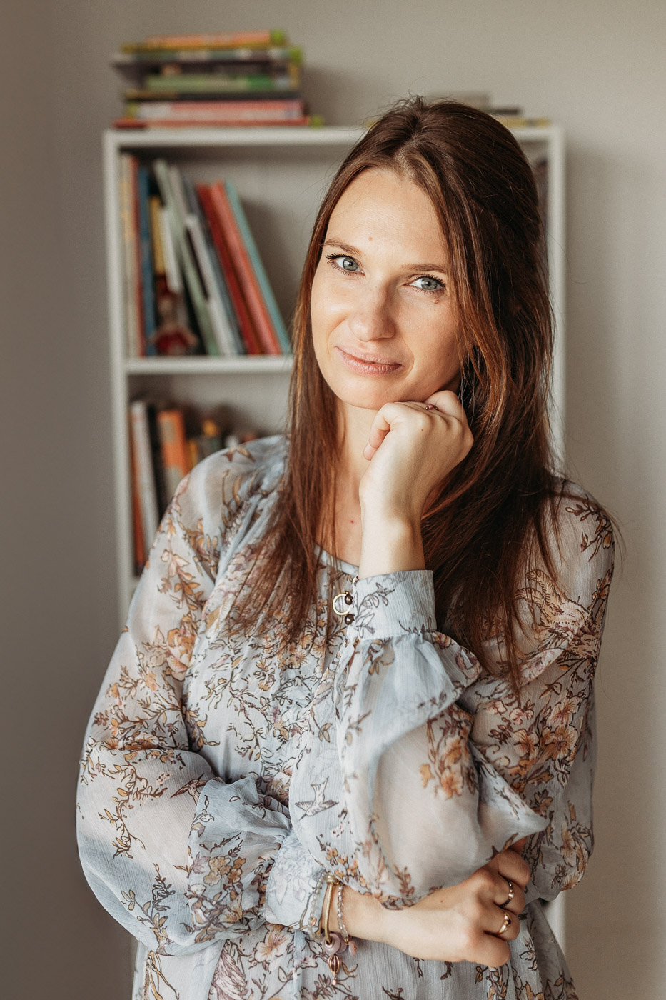 Aga ze stosem książek psychologicznych — Greene, Stahl, Jansson