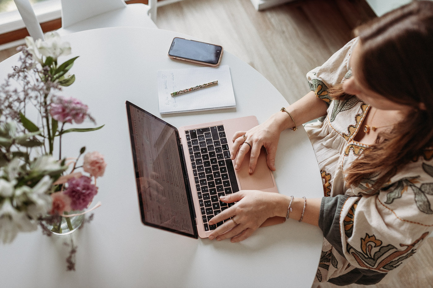 Aga przy laptopie z kawą — przygotowuje sesję dla rodziców