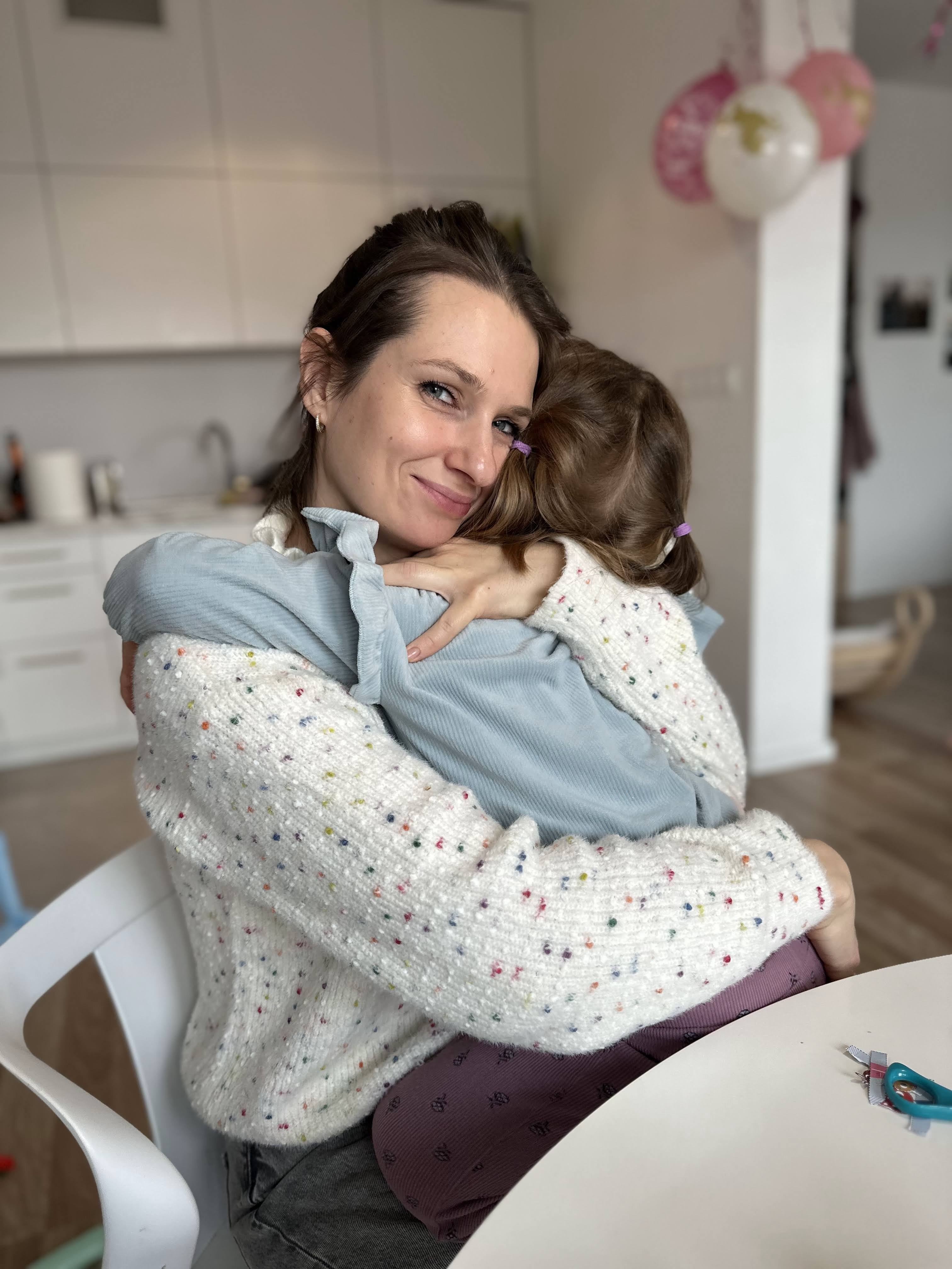 Aga przytula córkę w kuchni — najważniejsza rola: bycie mamą